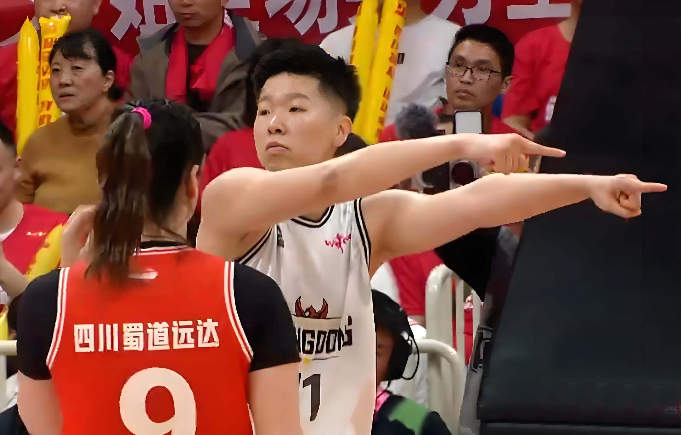 广东女篮取胜山西队，保持领先优势